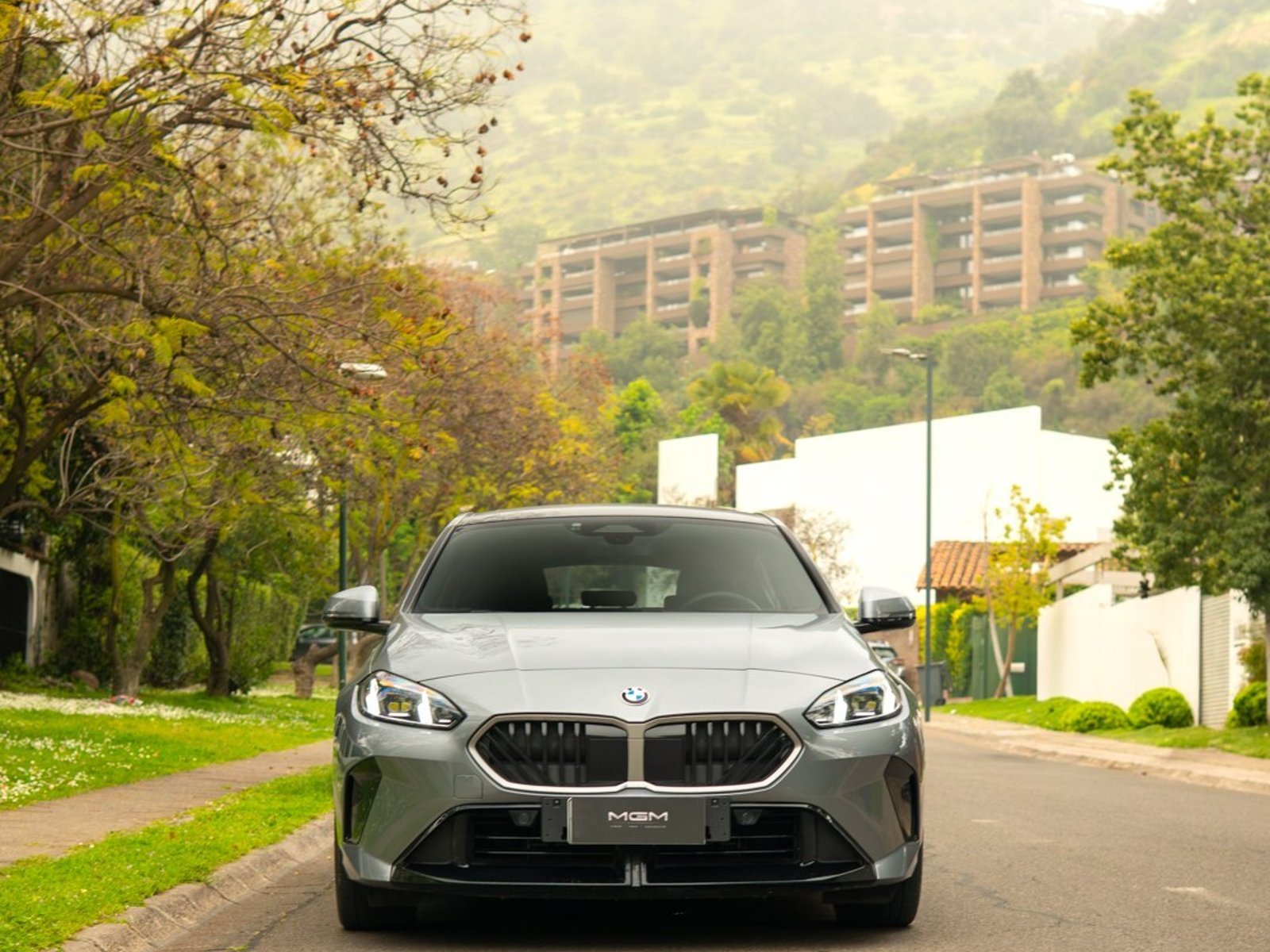 BMW 120 1.5T M SPORT ¡Recién Llegado! ; ;• ; ; ; ;• ; ;Patente 6 ; ;• ; ;GRIS 2025 - Foto 2 de 10
