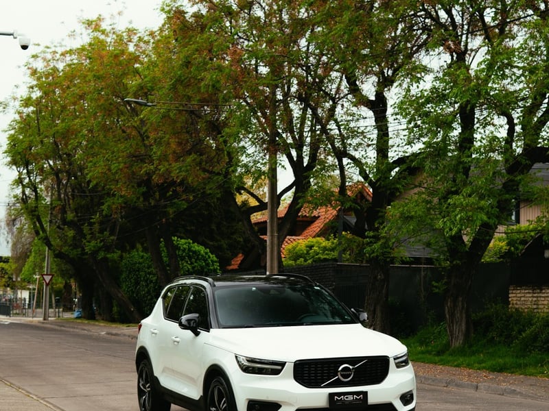 Volvo XC40 2.0 T5 R-DESIGN AWD AT ¡Recién Llegado! ; ;• ; ; ; ;• ; ;Patente 8 ; ;• ; ;BLANCO 2020 - Imagen 3 de 10