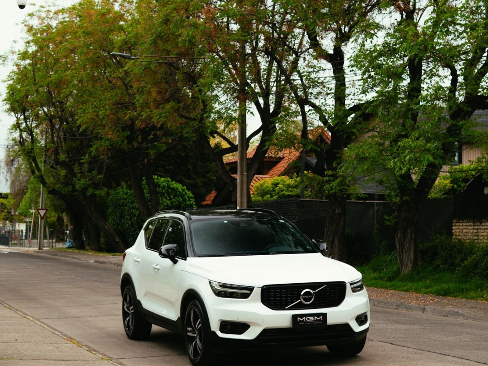 Volvo XC40 2.0 T5 R-DESIGN AWD AT ¡Recién Llegado! ; ;• ; ; ; ;• ; ;Patente 8 ; ;• ; ;BLANCO 2020 - Foto 3 de 10
