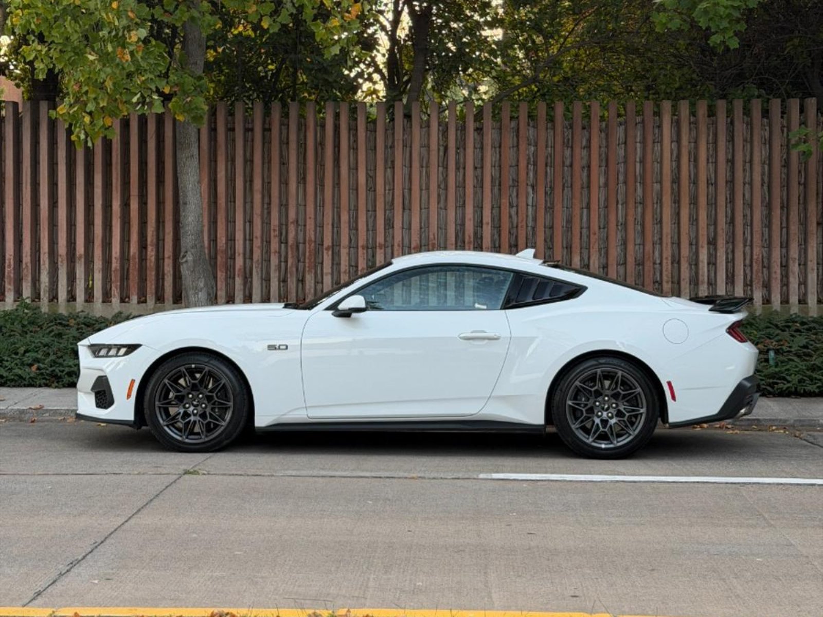Ford MUSTANG GT COUPE ; ;• ; ;Patente 3 ; ;• ; ;BLANCO 2024 - Foto 2 de 10