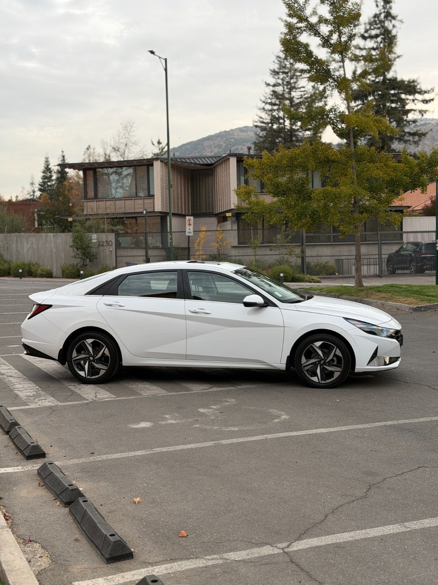 HYUNDAI ELANTRA Premium 2022 - Imagen 7 de 10