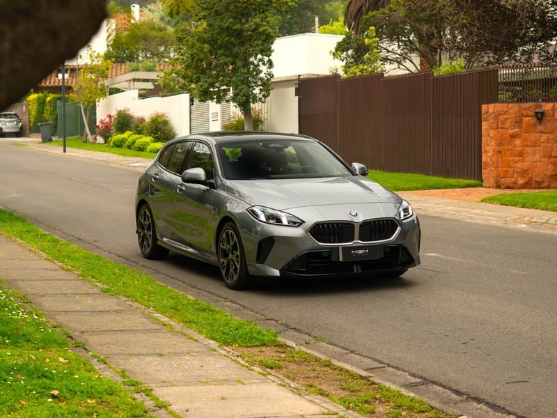 BMW 120 1.5T M SPORT ¡Recién Llegado! ; ;• ; ; ; ;• ; ;Patente 6 ; ;• ; ;GRIS 2025 - Imagen 3 de 10