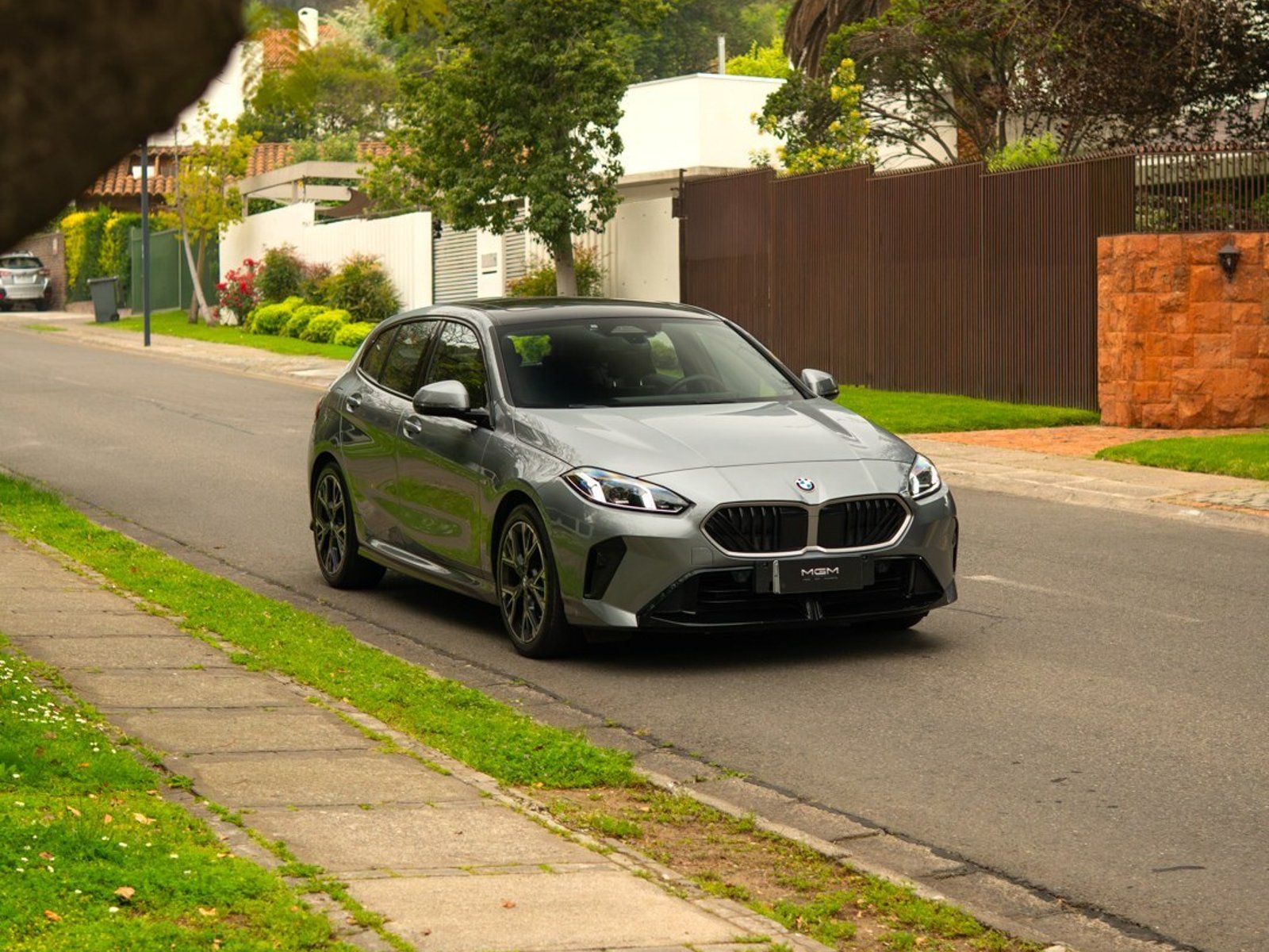 BMW 120 1.5T M SPORT ¡Recién Llegado! ; ;• ; ; ; ;• ; ;Patente 6 ; ;• ; ;GRIS 2025 - Foto 3 de 10
