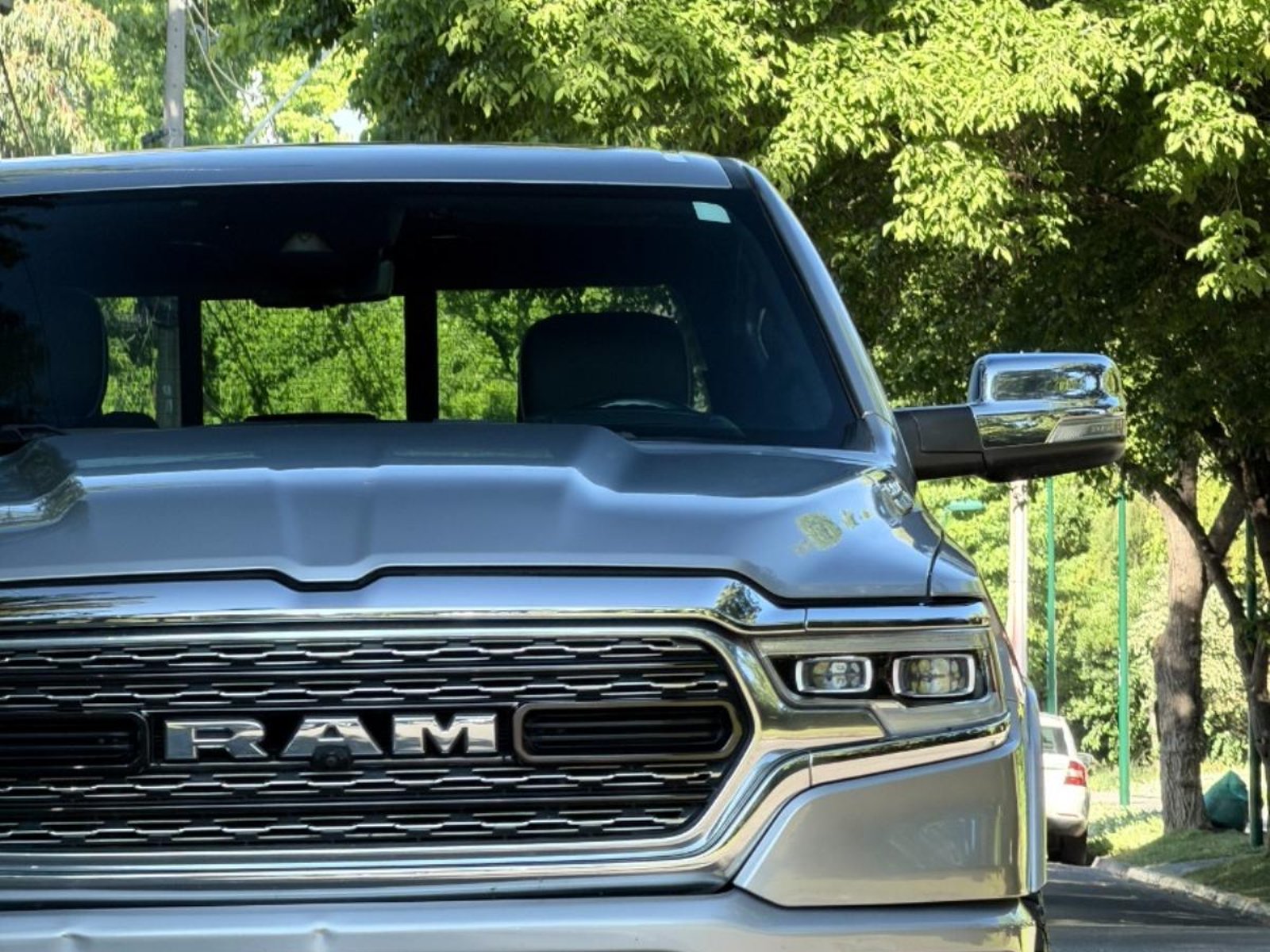 RAM 1500 LIMITED Patente 6 ; ;• ; ;PLATEADO 2023 - Foto 3 de 10