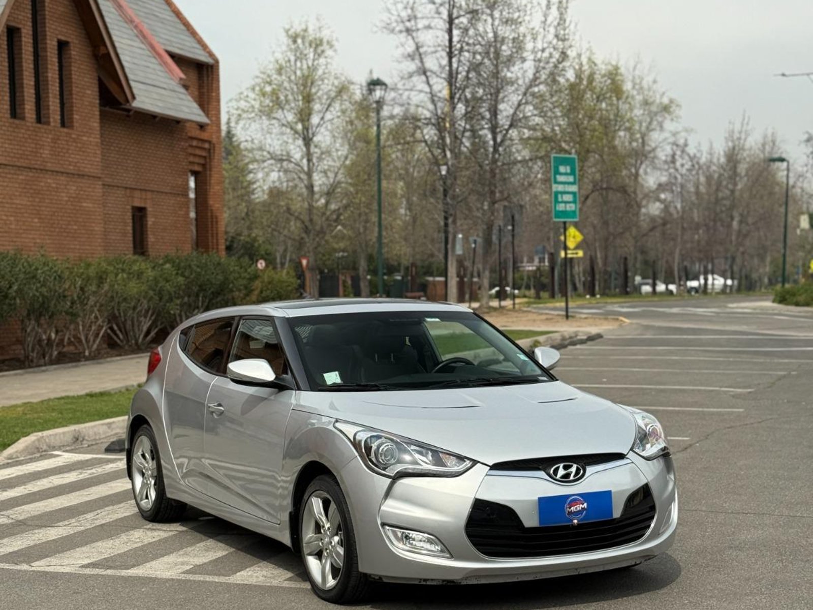 Hyundai VELOSTER 1.6 GLS FULL AUTO ; ;• ; ;Patente 1 ; ;• ; ;GRIS 2014 - Foto 3 de 10