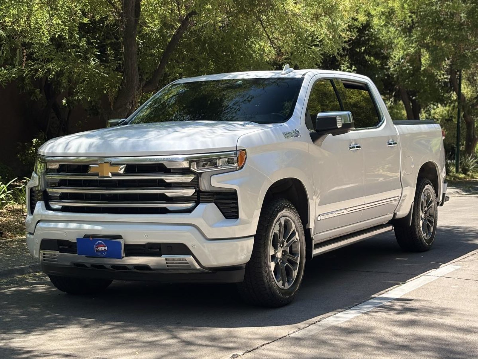 Chevrolet SILVERADO 3.0TD HIGH COUNTRY AUT ; ;• ; ; ; ;• ; ;BLANCO PERLA 2025 - Foto 3 de 10