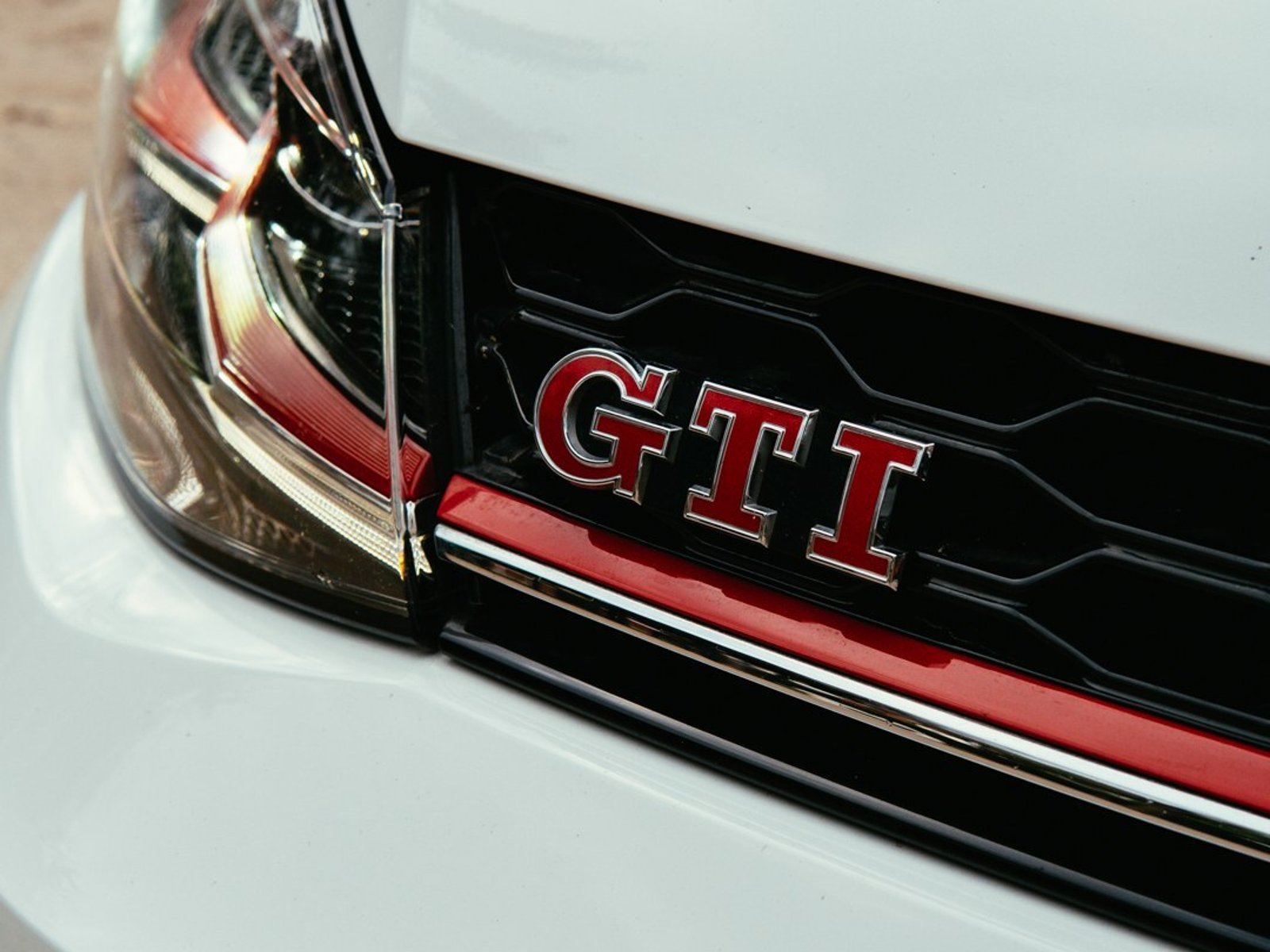 Volkswagen GOLF 2.0 TSI GTI ¡Recién Llegado! ; ;• ; ; ; ;• ; ;Patente 9 ; ;• ; ;BLANCO 2020 - Foto 4 de 10