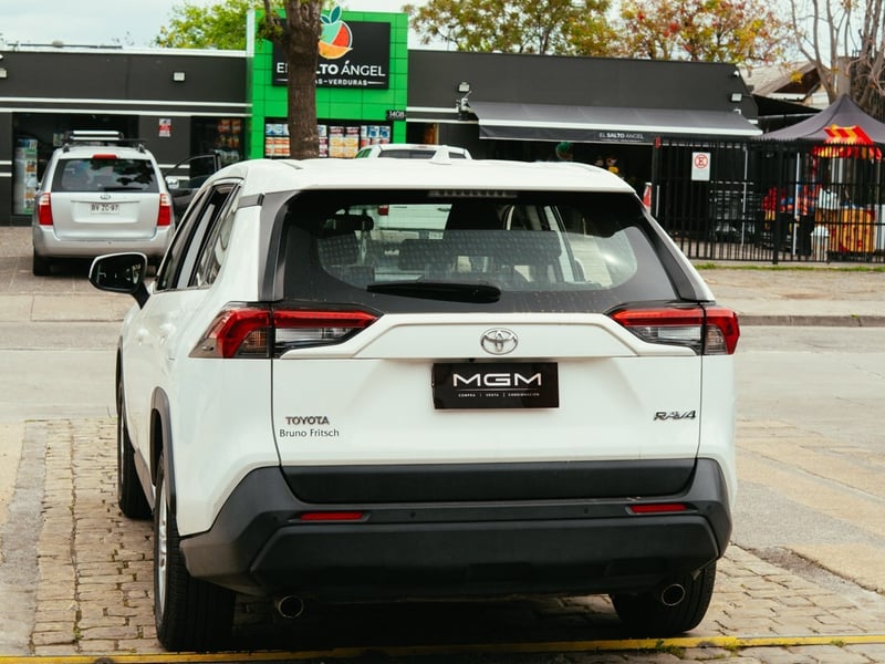 Toyota RAV 4 2.0 LE 4X2 CVT AT ¡Recién Llegado! ; ;• ; ; ; ;• ; ;Patente 5 ; ;• ; ;BLANCO 2020 - Imagen 6 de 10