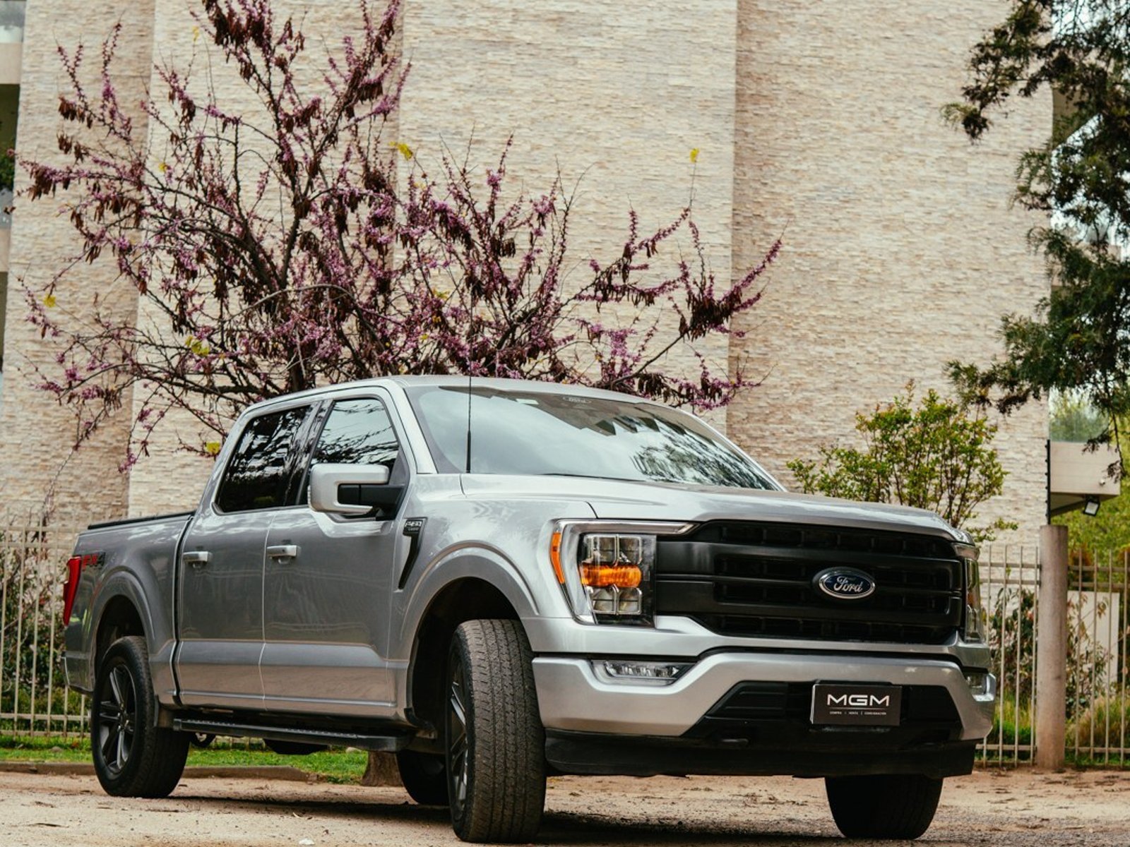 Ford F-150 LARIAT SPORT CC DOB. CAB. 4X4 ¡Recién Llegado! ; ;• ; ; ; ;• ; ;Patente 5 ; ;• ; ;PLATEADO 2022 - Foto 4 de 9