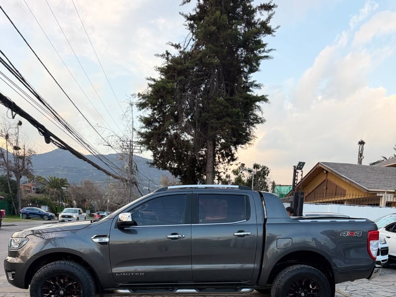 Ford RANGER LIMITED 3.2 4X4 ; ;• ; ; ; ;• ; ;Patente 6 ; ;• ; ;GRIS 2022 - Imagen 8 de 10
