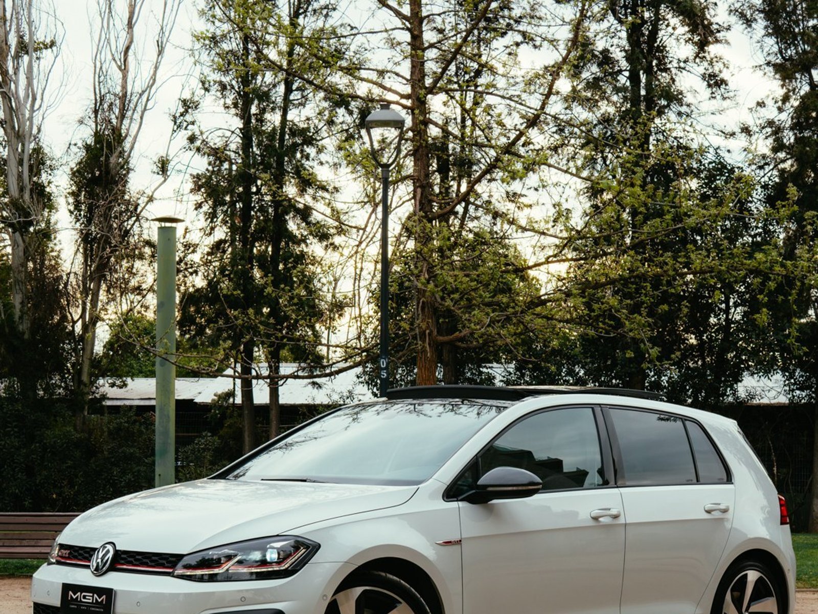 Volkswagen GOLF 2.0 TSI GTI ¡Recién Llegado! ; ;• ; ; ; ;• ; ;Patente 9 ; ;• ; ;BLANCO 2020 - Foto 2 de 10