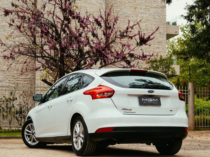 Ford FOCUS 2.0 SE 4X2 HB AT ¡Recién Llegado! ; ;• ; ; ; ;• ; ;Patente 3 ; ;• ; ;BLANCO 2018 - Imagen 5 de 10