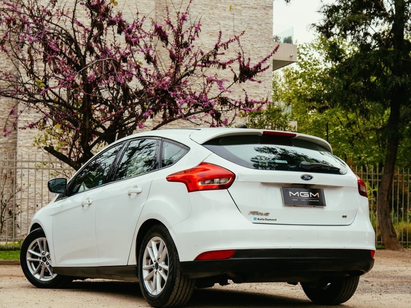 Ford FOCUS 2.0 SE 4X2 HB AT ¡Recién Llegado! ; ;• ; ; ; ;• ; ;Patente 3 ; ;• ; ;BLANCO 2018 - Imagen 9 de 10