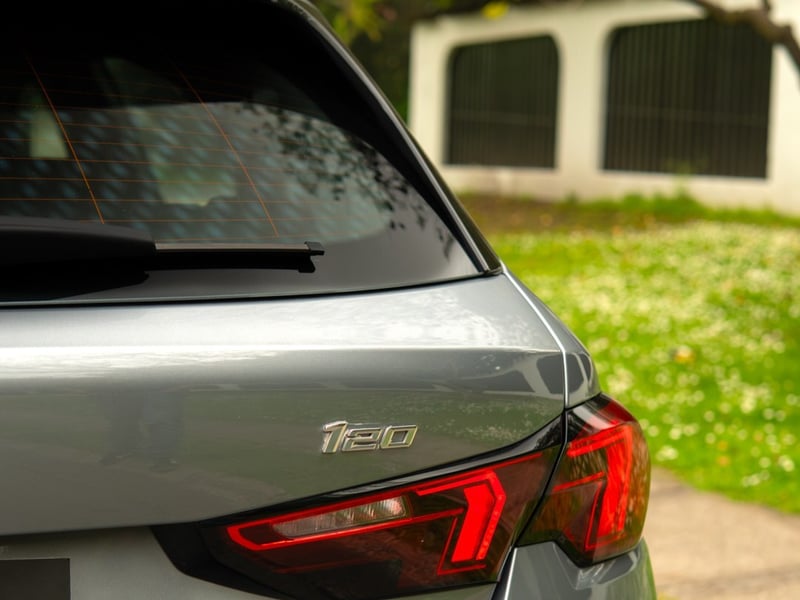 BMW 120 1.5T M SPORT ¡Recién Llegado! ; ;• ; ; ; ;• ; ;Patente 6 ; ;• ; ;GRIS 2025 - Imagen 9 de 10