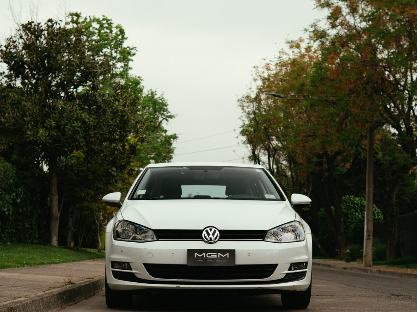 Volkswagen GOLF 1.6 HB AT ¡Recién Llegado! ; ;• ; ; ; ;• ; ;Patente 4 ; ;• ; ;BLANCO 2017 - Foto 2 de 10