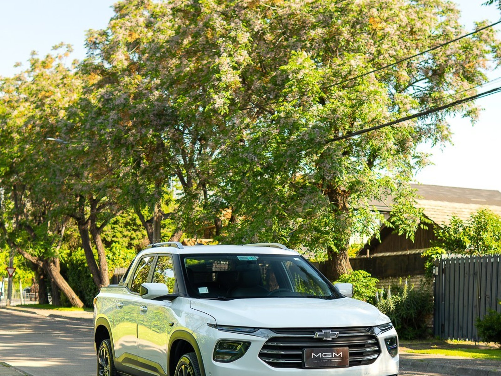 Chevrolet MONTANA 1.2T PREMIER 4X2 MT ¡Recién Llegado! ; ;• ; ;Patente 3 ; ;• ; ;BLANCO 2024 - Foto 3 de 10