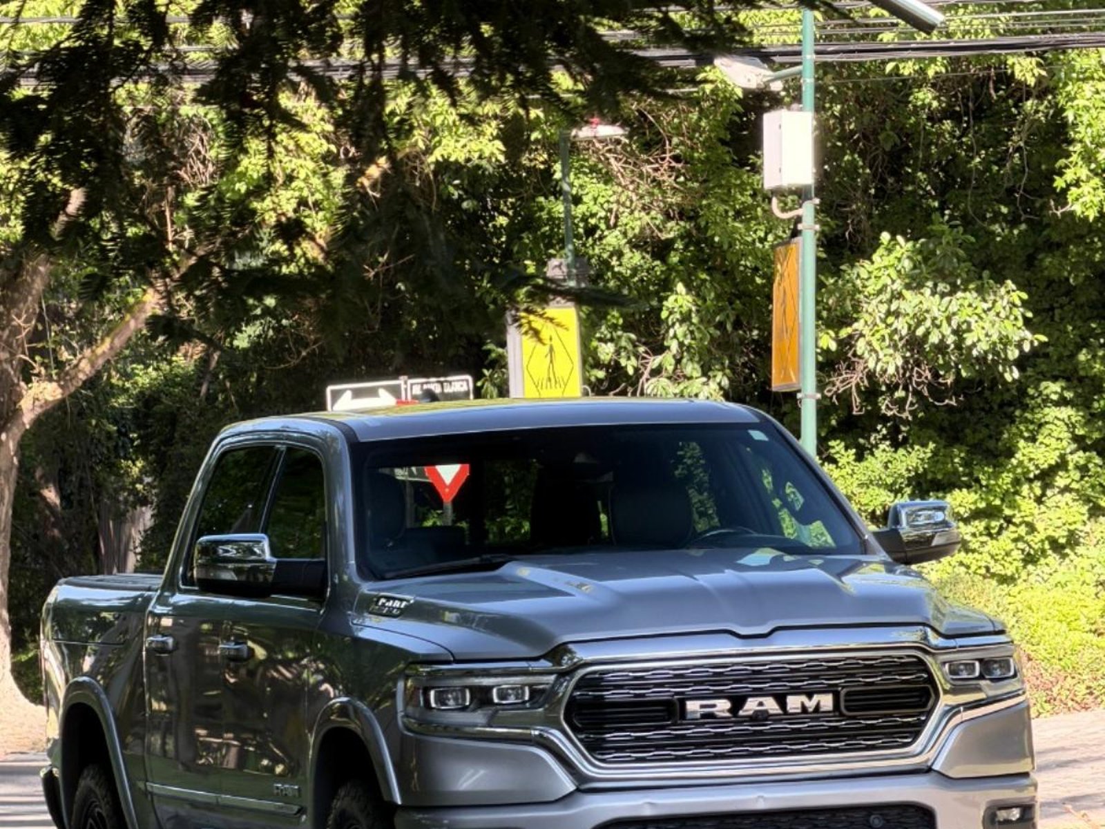 RAM 1500 LIMITED Patente 6 ; ;• ; ;PLATEADO 2023 - Foto 4 de 10