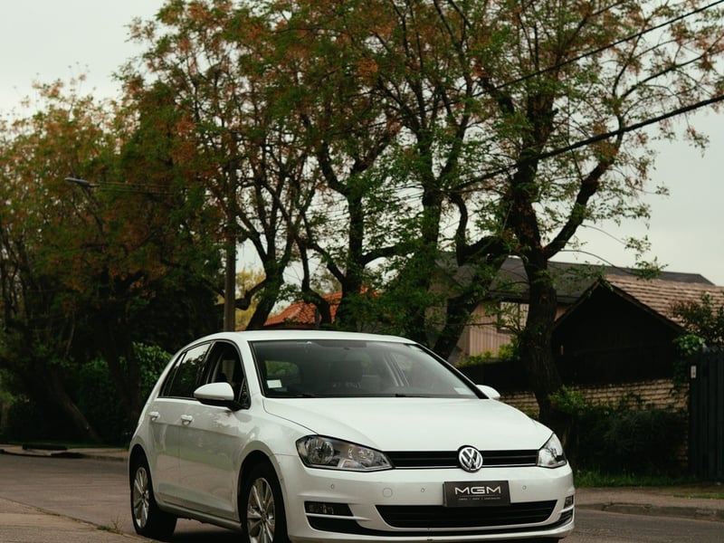 Volkswagen GOLF 1.6 HB AT ¡Recién Llegado! ; ;• ; ; ; ;• ; ;Patente 4 ; ;• ; ;BLANCO 2017 - Imagen 3 de 10
