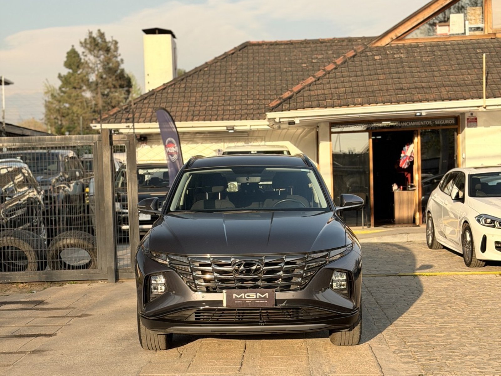 Hyundai TUCSON 2.0 NX4 VALUE 2WD AT ¡Recién Llegado! ; ;• ; ; ; ;• ; ;Patente 4 ; ;• ; ;GRIS 2024 - Foto 2 de 10