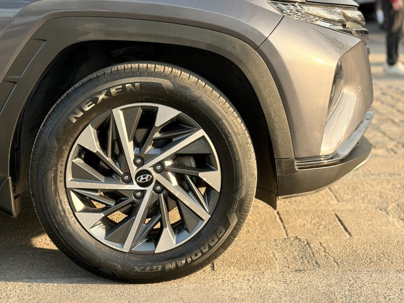 Hyundai TUCSON 2.0 NX4 VALUE 2WD AT ¡Recién Llegado! ; ;• ; ; ; ;• ; ;Patente 4 ; ;• ; ;GRIS 2024 - Imagen 6 de 10