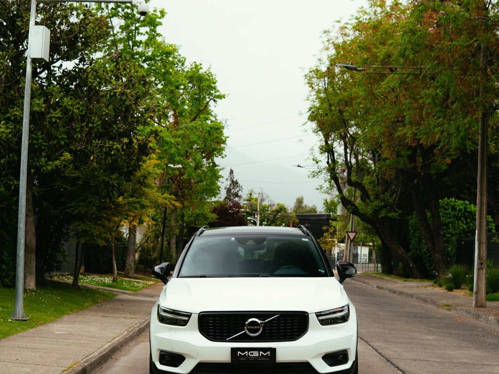 Volvo XC40 2.0 T5 R-DESIGN AWD AT ¡Recién Llegado! ; ;• ; ; ; ;• ; ;Patente 8 ; ;• ; ;BLANCO 2020 - Foto 2 de 10