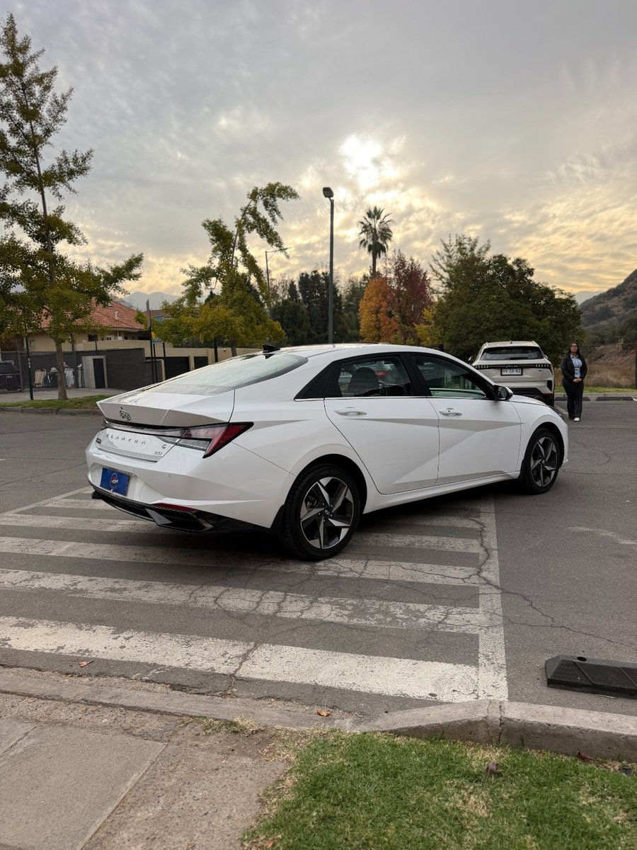 HYUNDAI ELANTRA Premium 2022 - Imagen 8 de 10