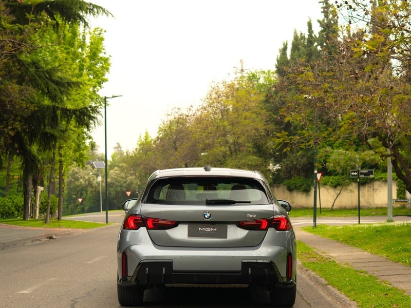 BMW 120 1.5T M SPORT ¡Recién Llegado! ; ;• ; ; ; ;• ; ;Patente 6 ; ;• ; ;GRIS 2025 - Imagen 5 de 10