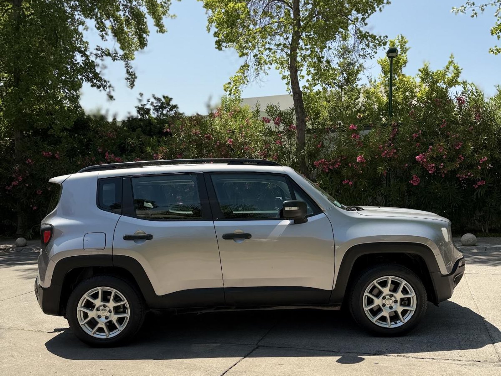 Jeep RENEGADE SPORT PLATEADO PLATA 2021 - Foto 4 de 10