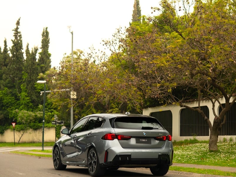 BMW 120 1.5T M SPORT ¡Recién Llegado! ; ;• ; ; ; ;• ; ;Patente 6 ; ;• ; ;GRIS 2025 - Imagen 6 de 10
