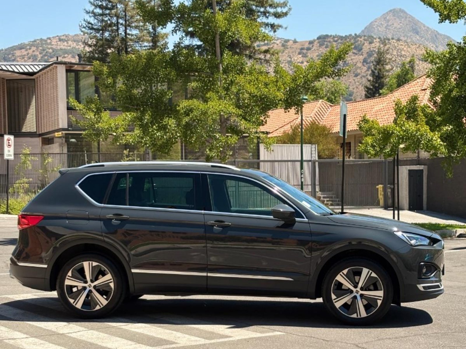 SEAT TARRACO 1.4 TSI XCELLENCE DSG ; ;• ; ;Patente 3 ; ;• ; ;GRIS 2023 - Foto 3 de 10