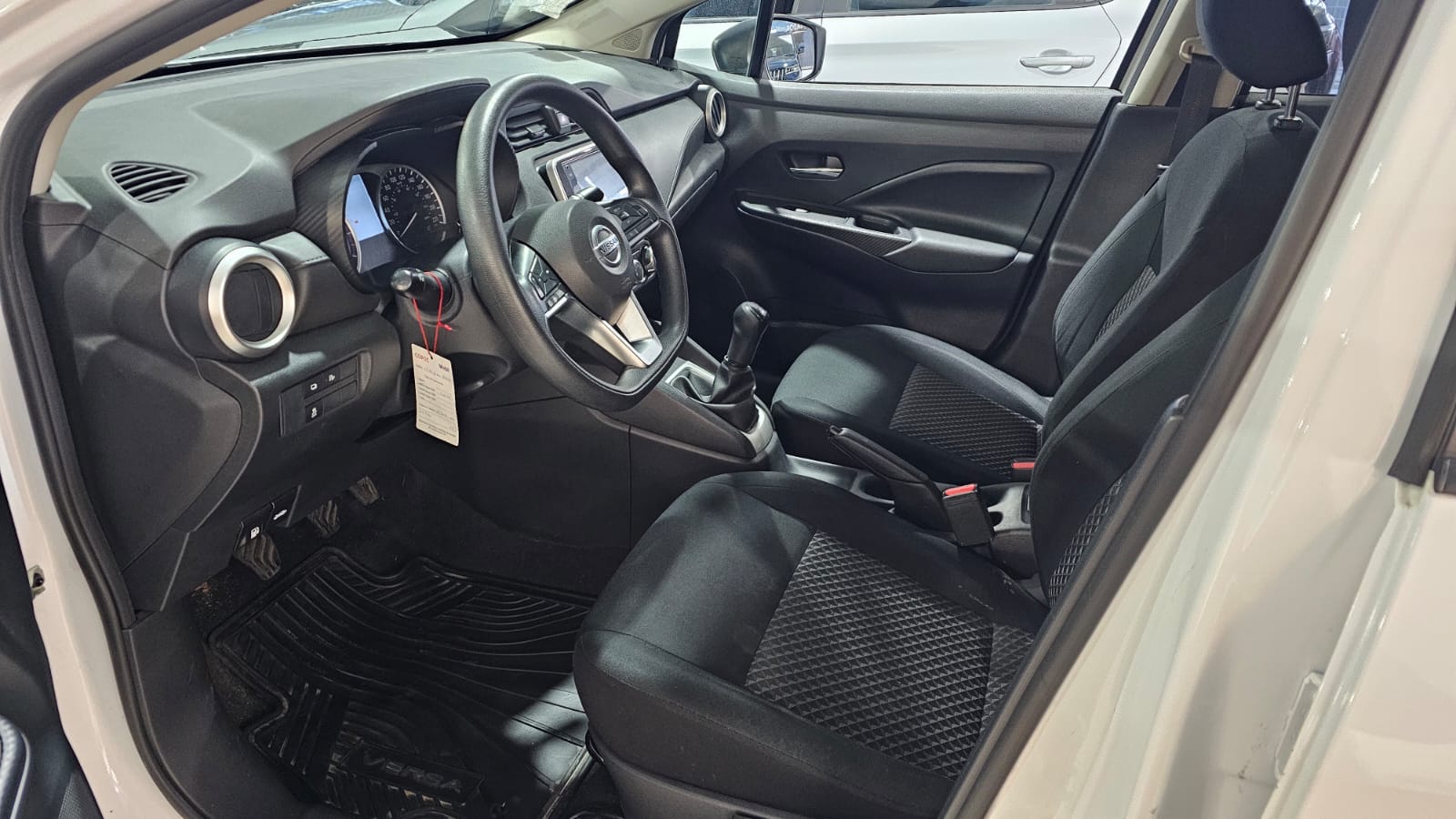 NISSAN VERSA 2023 - Imagen 10 de 12