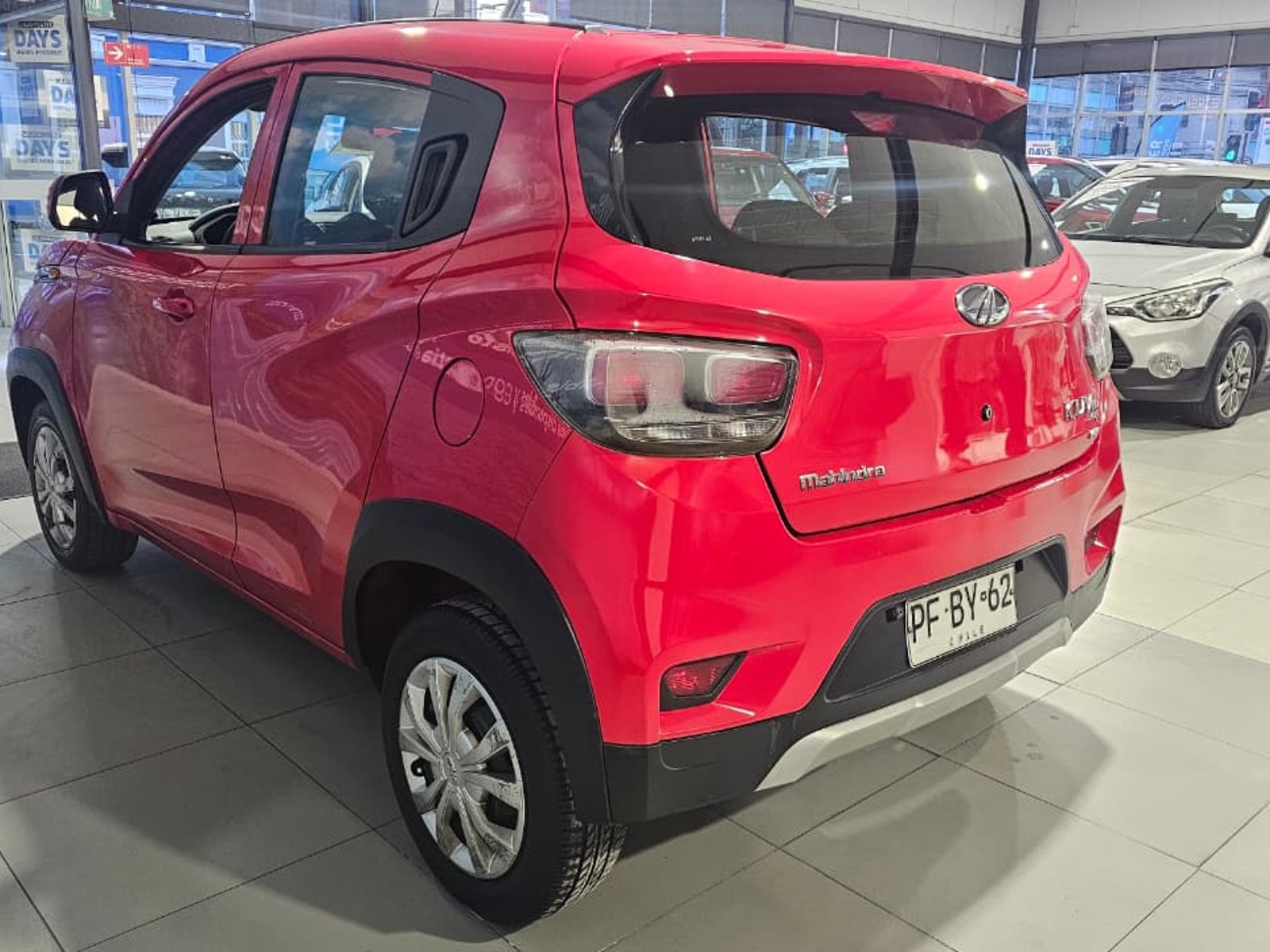 Mahindra KUV100 2020 - Foto 5 de 11