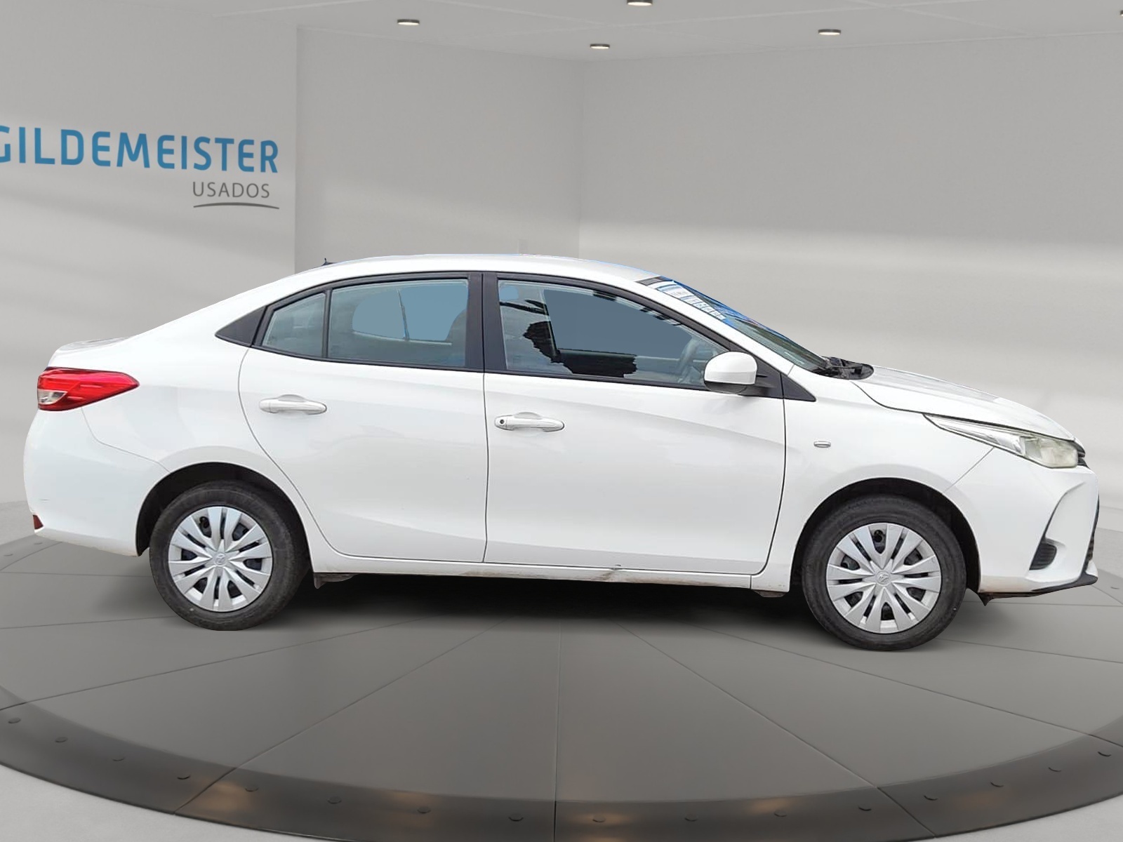 Toyota YARIS 2021 - Foto 4 de 12