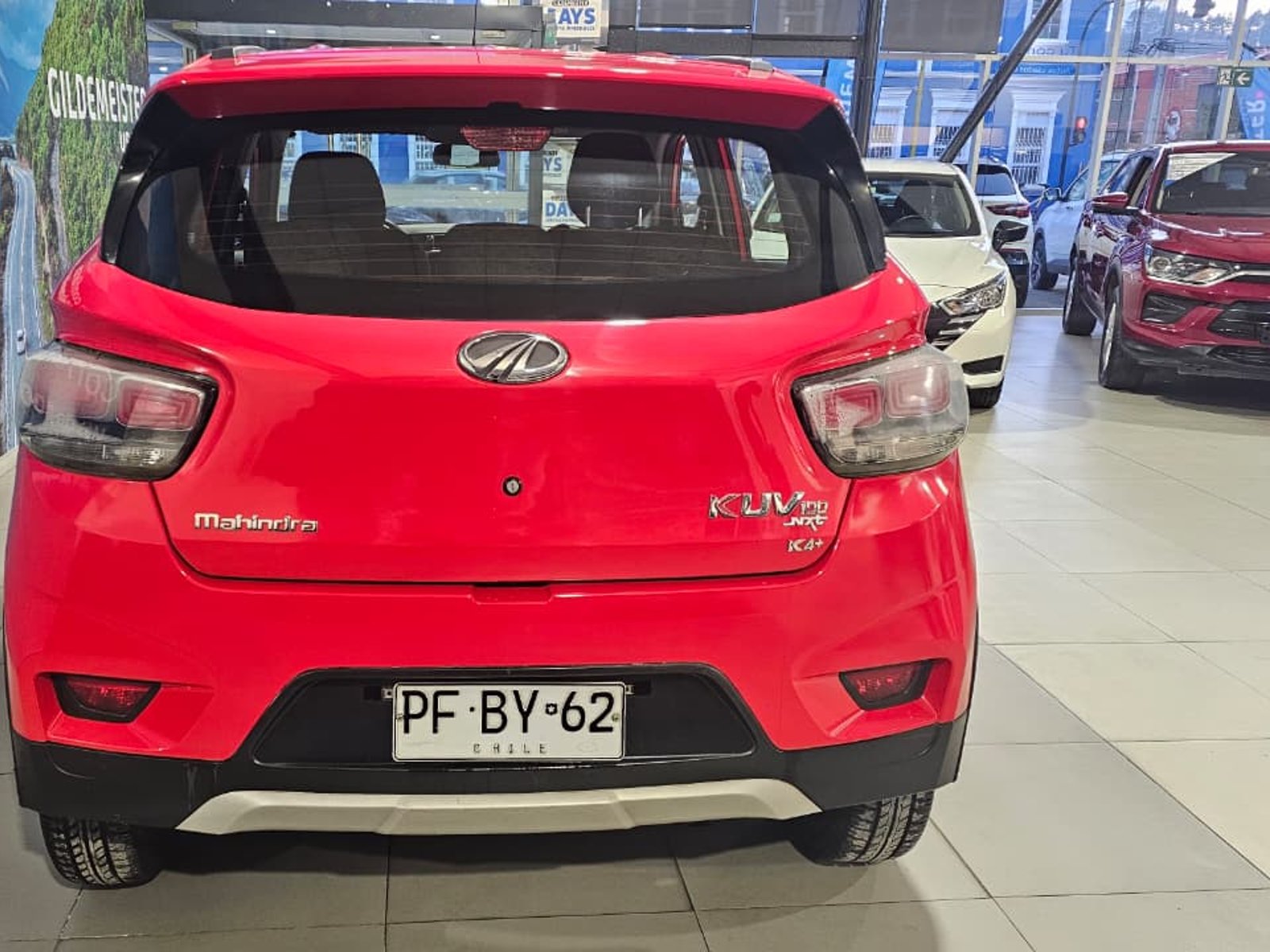 Mahindra KUV100 2020 - Foto 4 de 11
