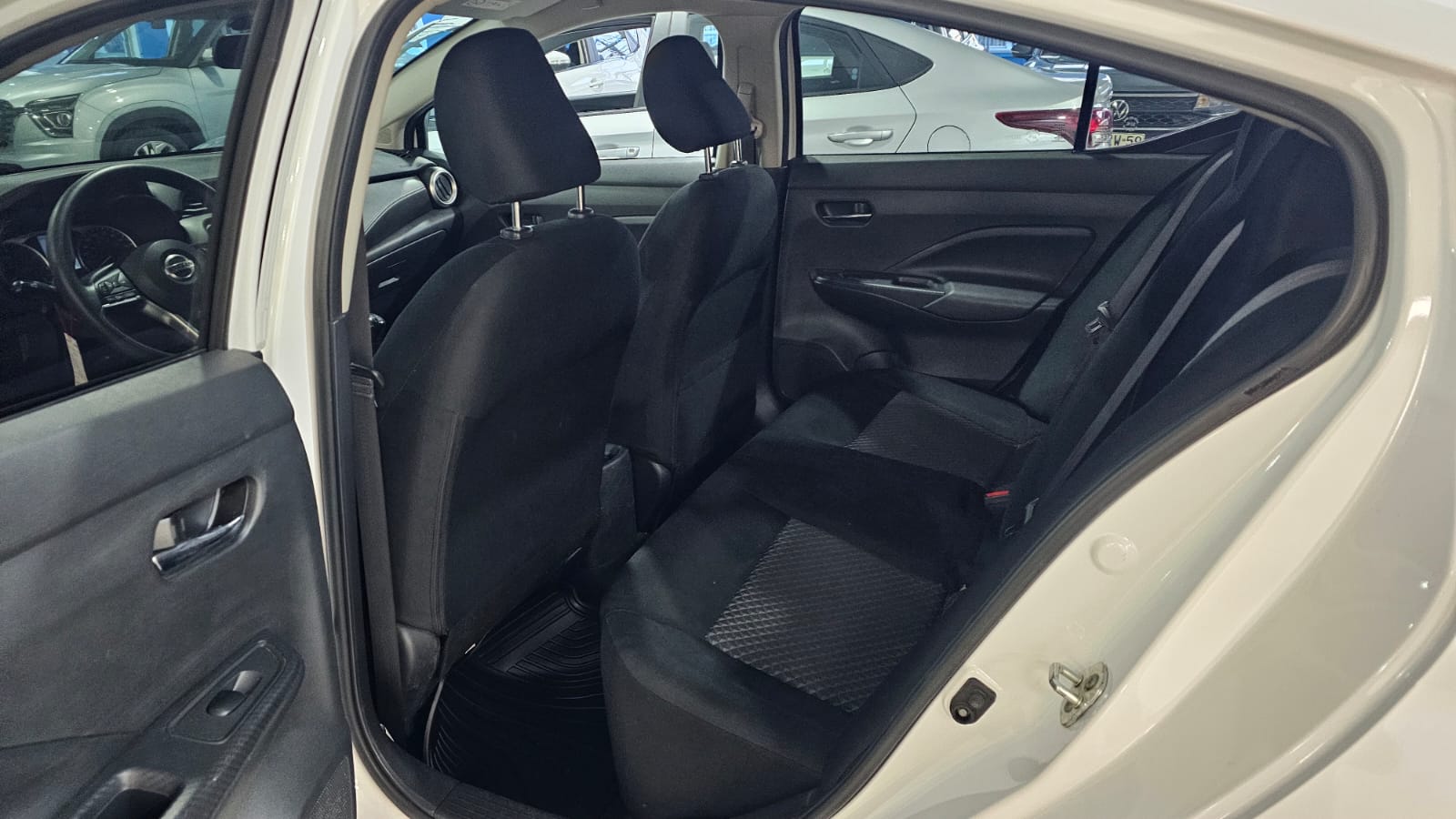 NISSAN VERSA 2023 - Imagen 8 de 12