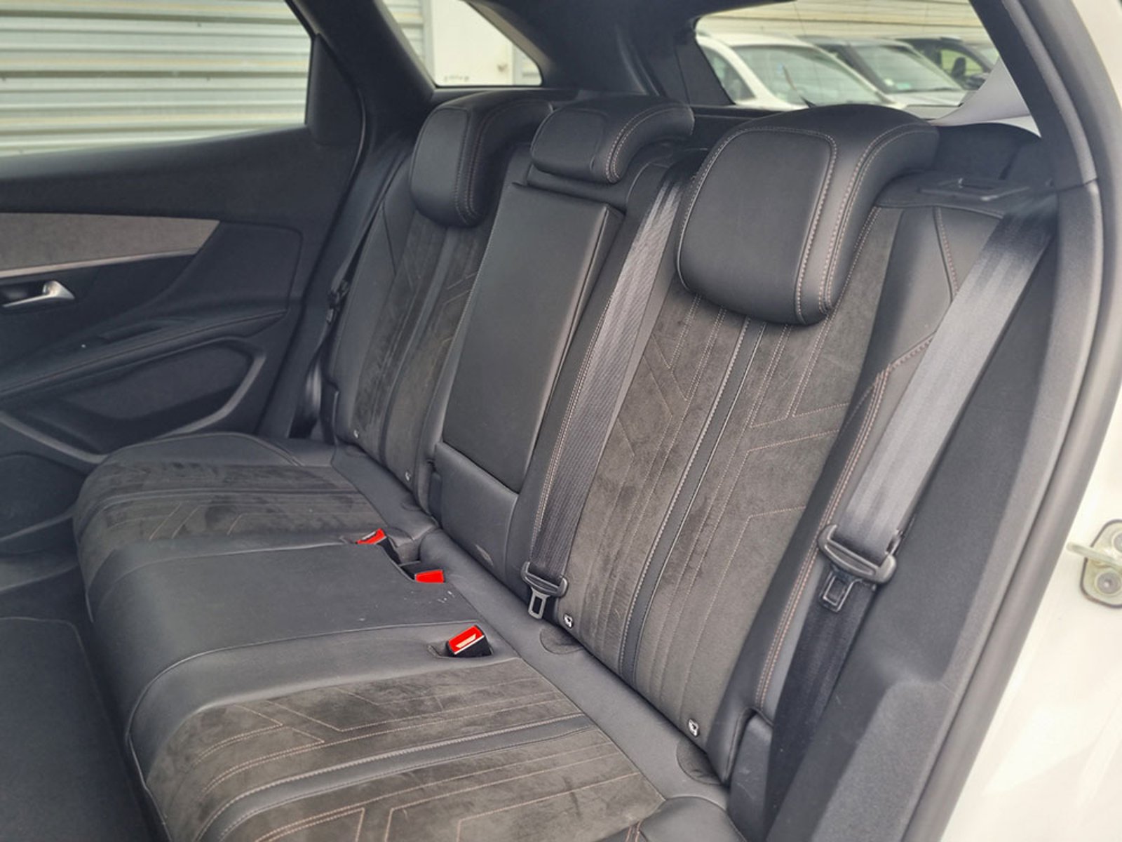 Peugeot 3008 GT Black Pack Puretech 180 EAT8 2025 - Foto 2 de 12