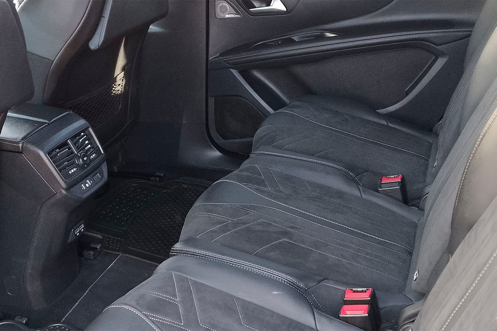 PEUGEOT 5008 PURETECH 180 EAT8 1.6 AUT 2023 - Imagen 7 de 12