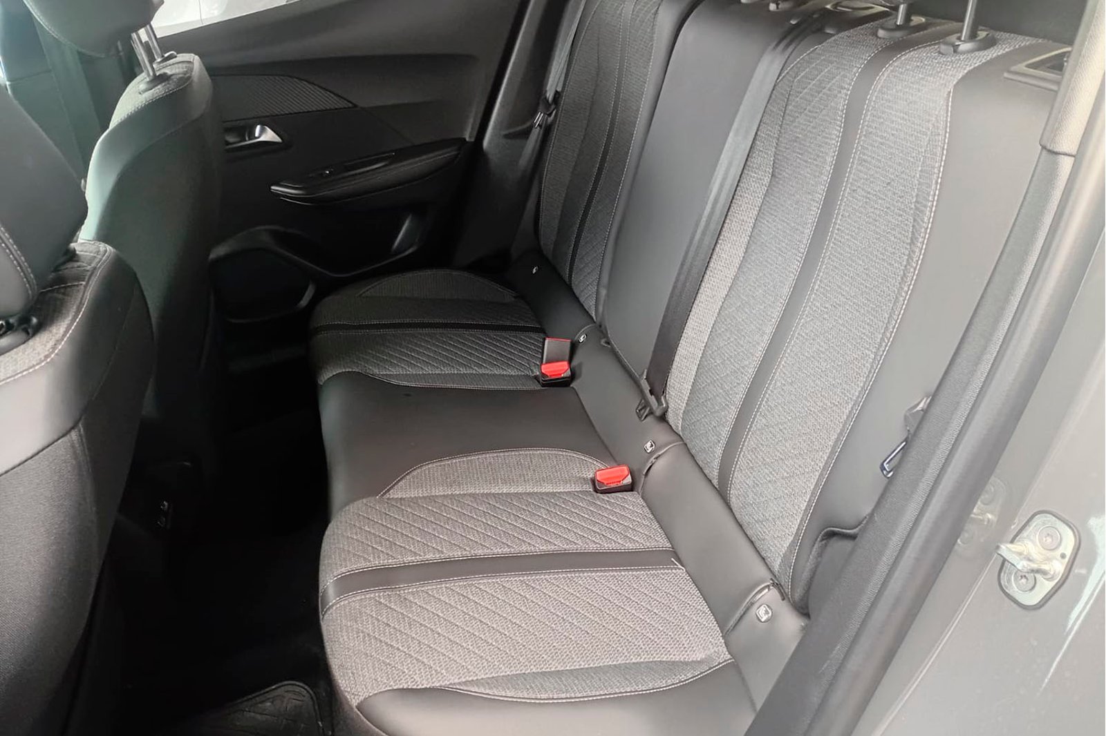 PEUGEOT 2008 MCA Allure Puretech 130 EAT8 2024 - Imagen 7 de 12