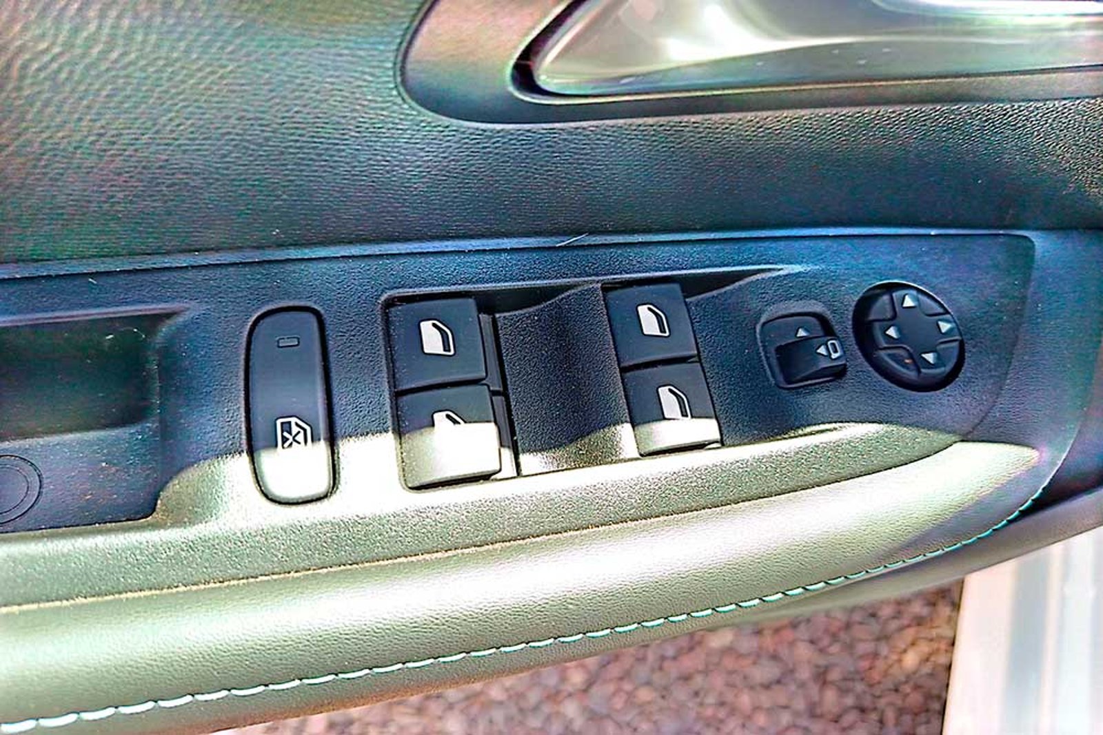 PEUGEOT NUEVO 208 ALLURE PACK PURETECH 130 EAT8 2024 - Imagen 8 de 12
