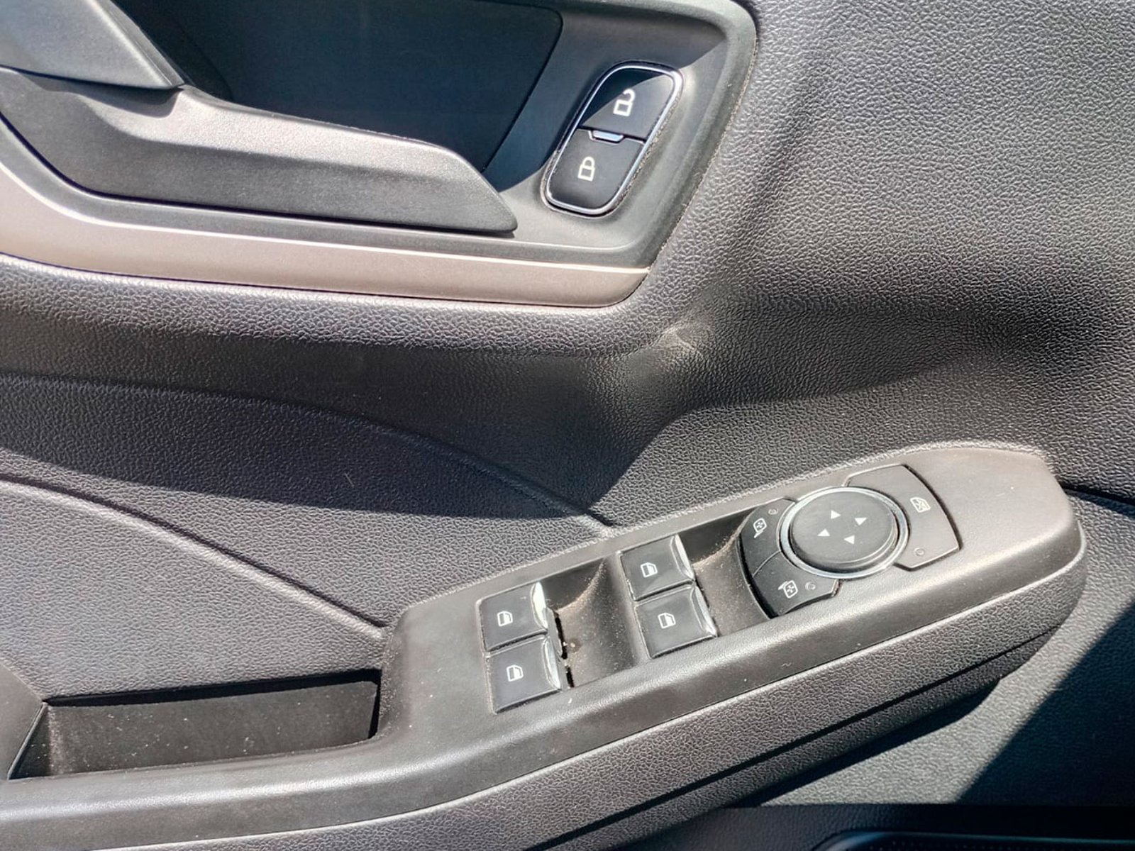 Ford ESCAPE FHEV 2.5 AUT 2023 - Foto 5 de 11
