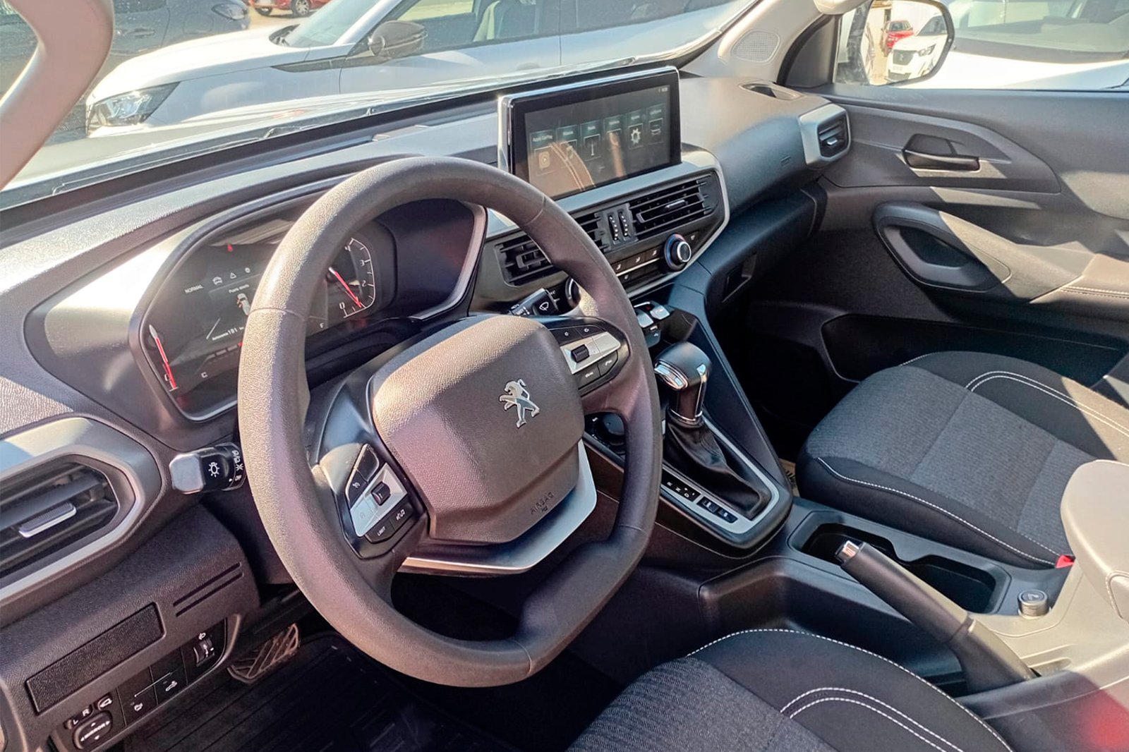 PEUGEOT Landtrek Active BlueHDi 180 4x4 AT 2025 - Imagen 3 de 11