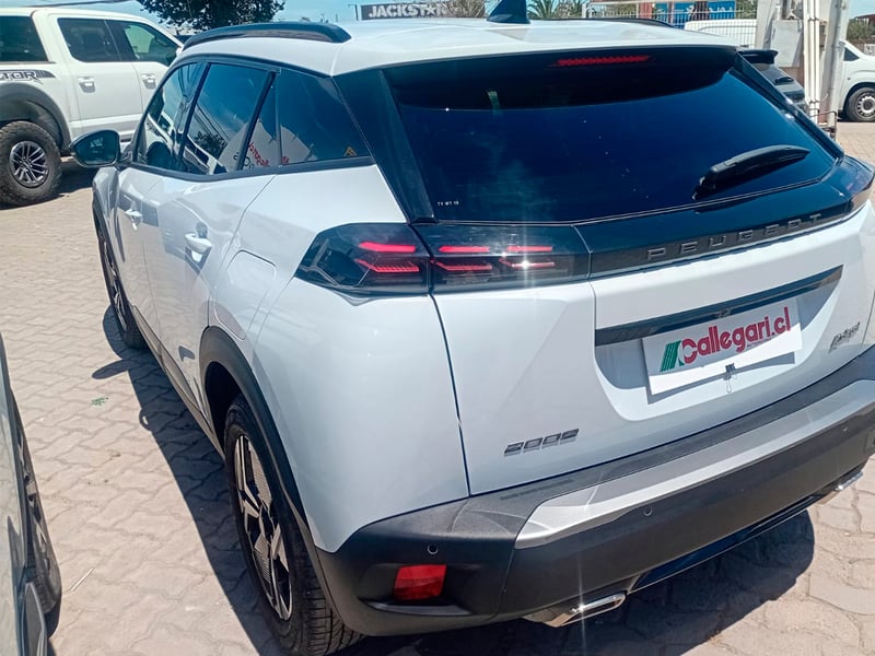 Peugeot 2008 MCA Allure Puretech 130 EAT8 2025 - Imagen 8 de 12