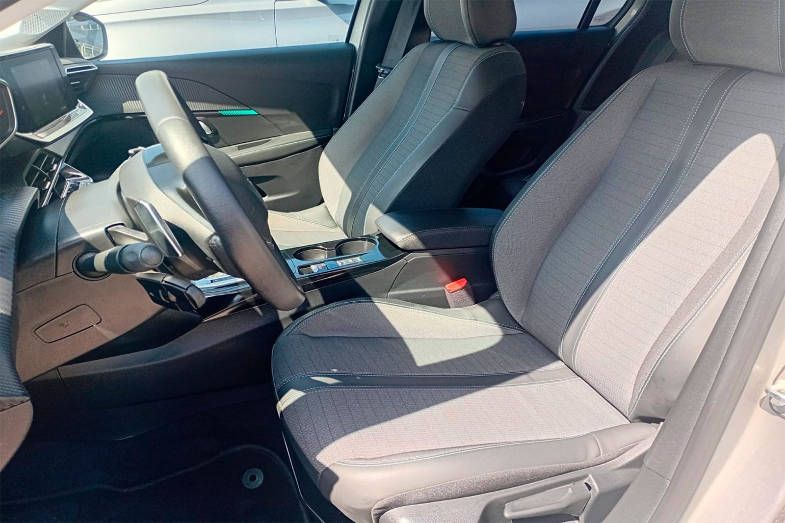 PEUGEOT NUEVO 208 ALLURE PACK PURETECH 130 EAT8 2024 - Imagen 3 de 12