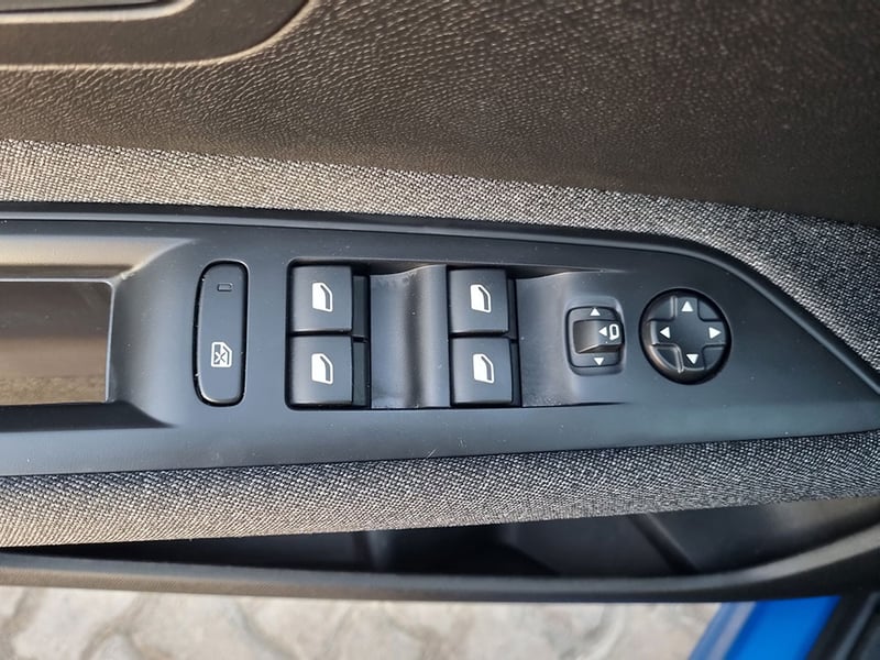 Peugeot NUEVO 3008 ACTIVE PACK PURETECH 130 2023 - Imagen 8 de 12