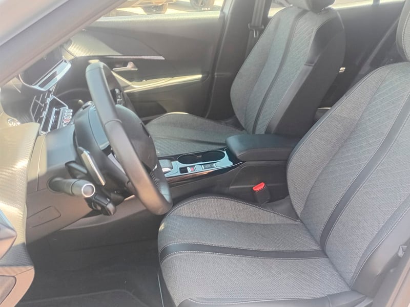 Peugeot 2008 MCA Allure Puretech 130 EAT8 2025 - Imagen 6 de 12