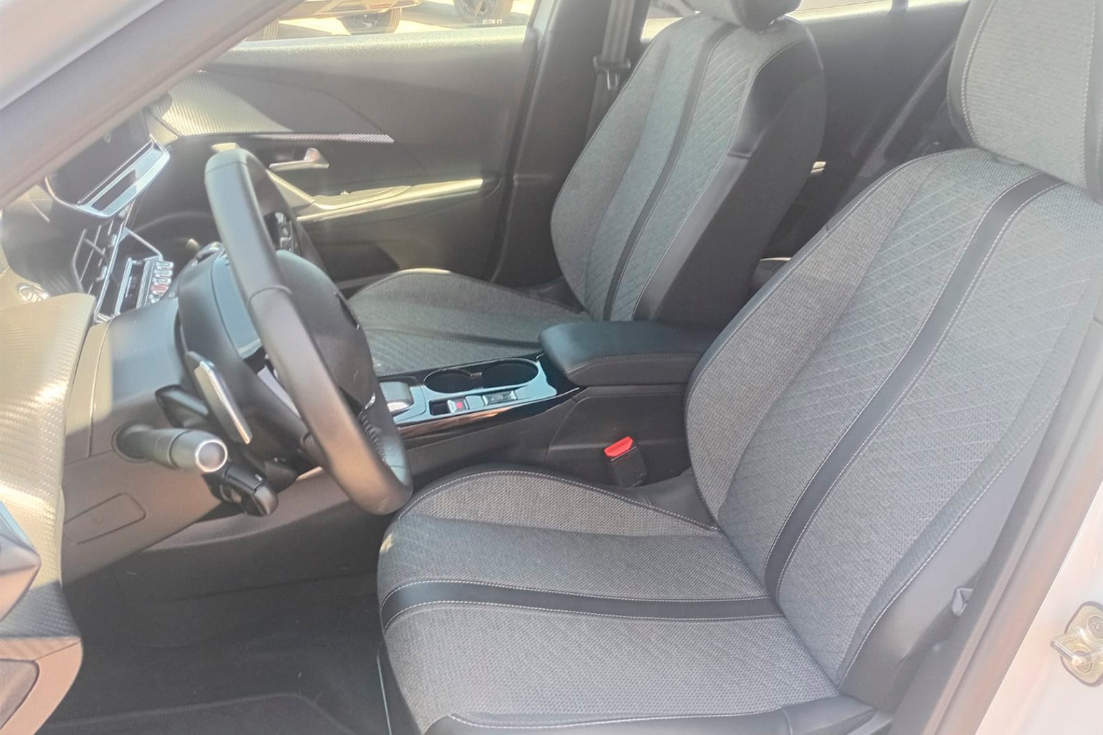 Peugeot 2008 MCA Allure Puretech 130 EAT8 2025 - Imagen 6 de 12