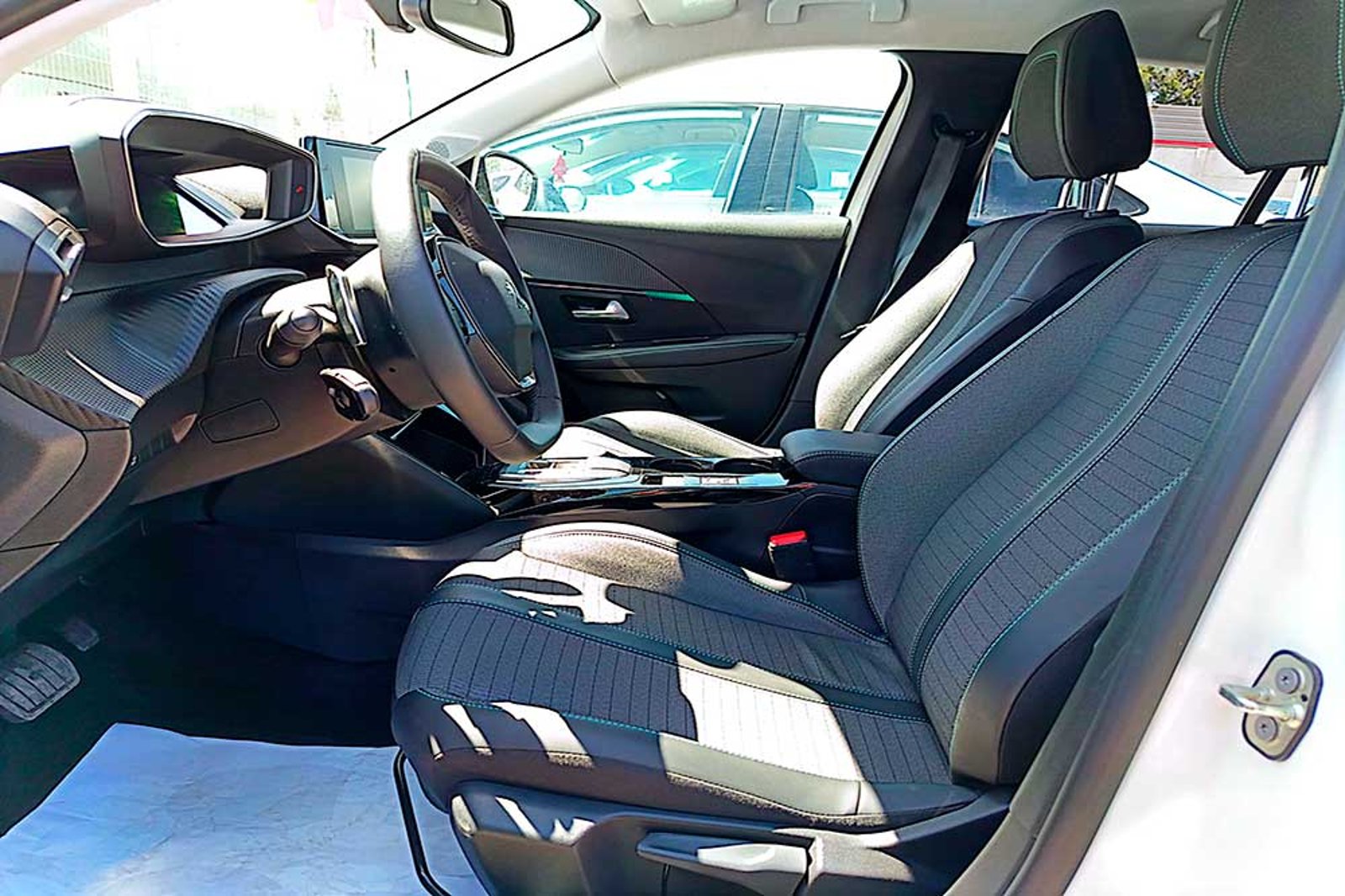 PEUGEOT NUEVO 208 ALLURE PACK PURETECH 130 EAT8 2024 - Imagen 7 de 12
