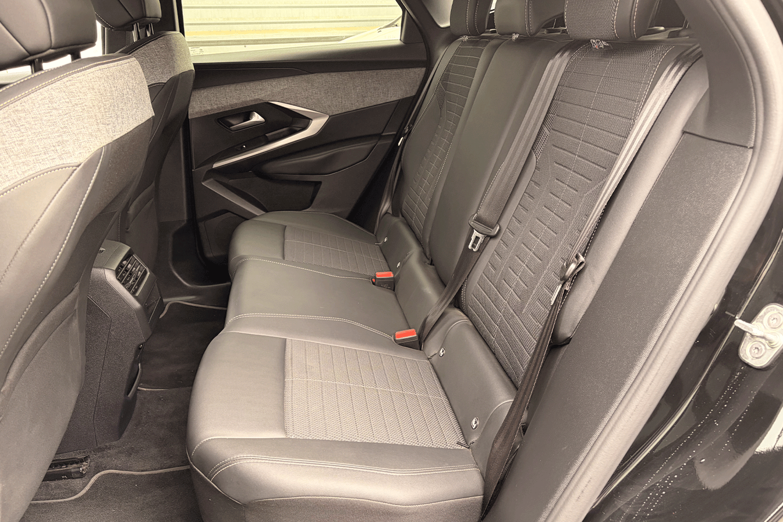PEUGEOT New 3008 PREMIERE MHEV 136 eDCT6 2025 - Imagen 7 de 12