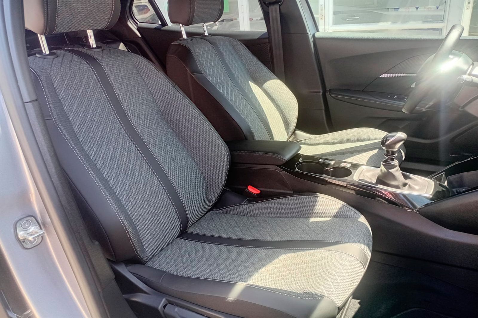 PEUGEOT 2008 ALLURE 130 1.2 2025 - Imagen 3 de 12