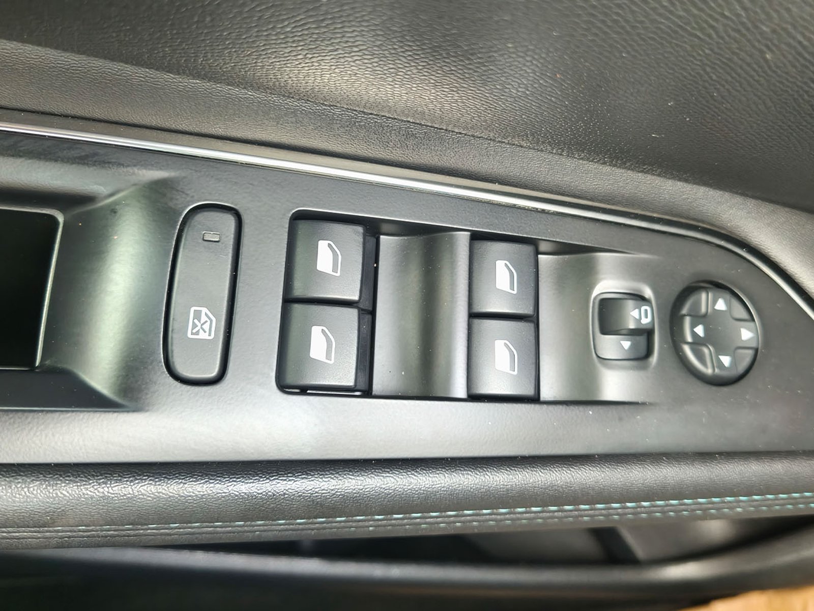 Peugeot 3008 THP 165HP 1.6 AUT 2023 - Foto 5 de 12